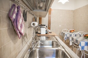 Deluxe Double Room, Non Smoking, City View | Shared kitchen | Fridge, microwave, espresso maker - Desiderio di Roma (Rome)
