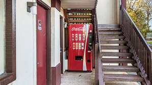 Una escalera que lleva a una máquina expendedora de Coca-Cola.