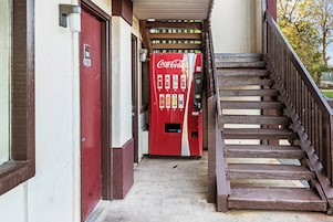 Una escalera que lleva a una máquina expendedora de Coca-Cola.