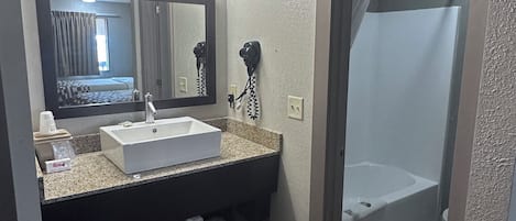Tina con regadera, amenidades de baño gratuitas, secadora de cabello