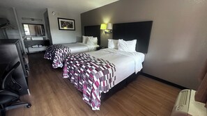 Kamar Deluks, 2 Tempat Tidur Double, Bebas Asap Rokok | Meja kerja, ruang kerja ramah laptop, dan tirai kedap cahaya