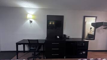 Meja kerja, ruang kerja ramah laptop, dan tirai kedap cahaya