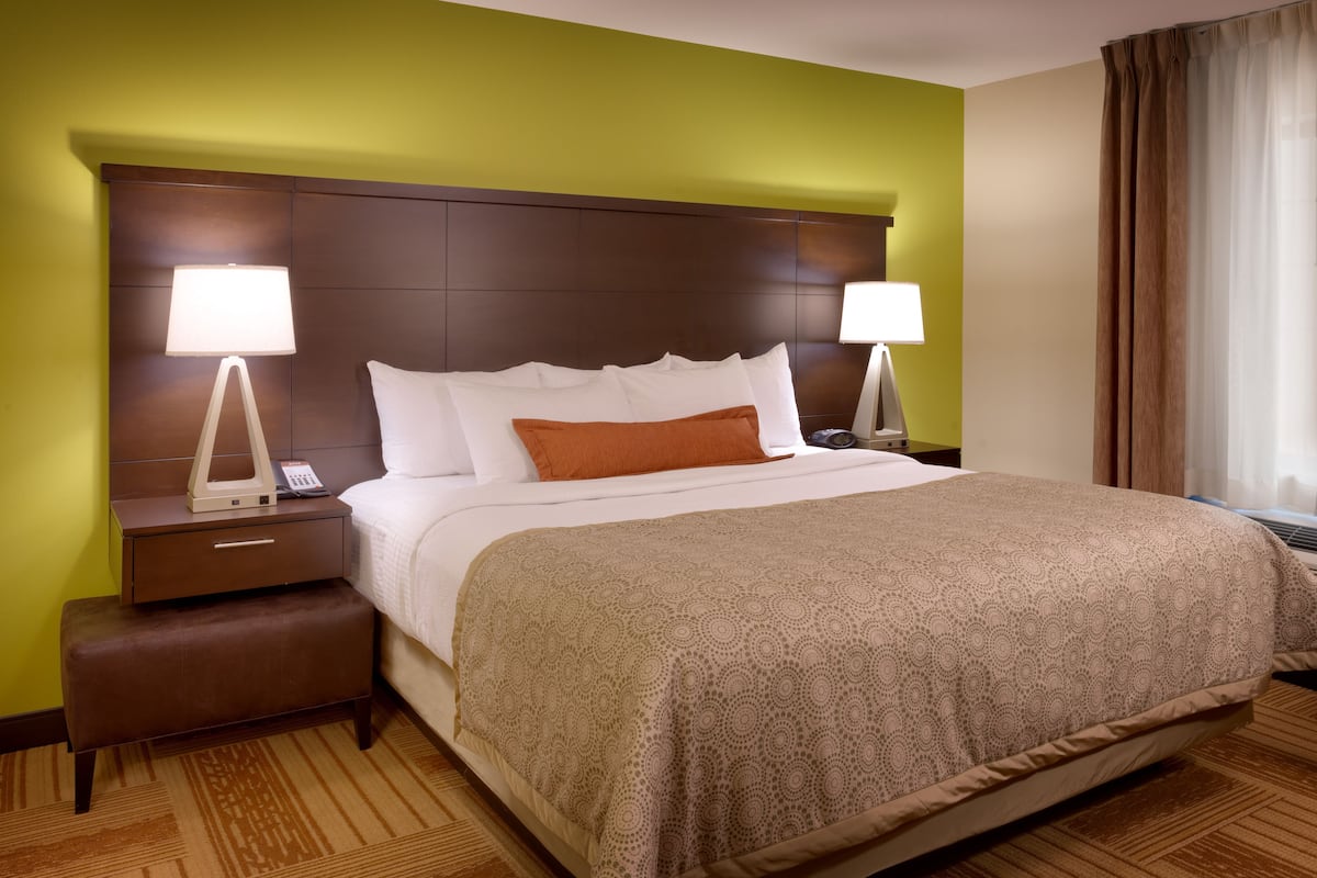 1 bedroom, premium bedding, desk, laptop workspace