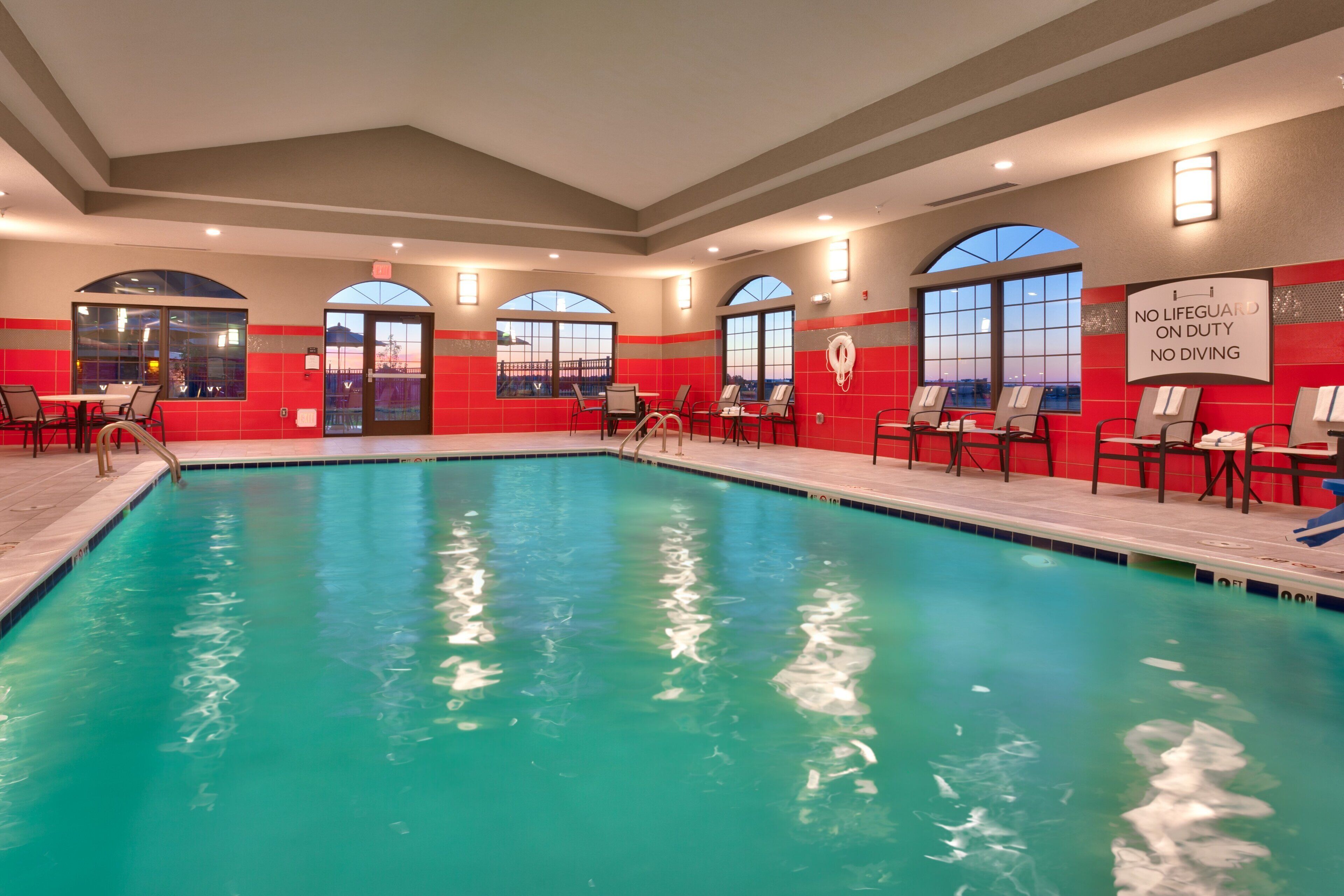 Piscine intérieure, chaises longues