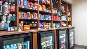 Un expositor refrigerado con diferentes productos envasados y bebidas.