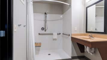 Habitación, 1 cama de matrimonio (Roll In Shower) | Baño | Ducha y bañera combinadas y artículos de higiene personal gratuitos