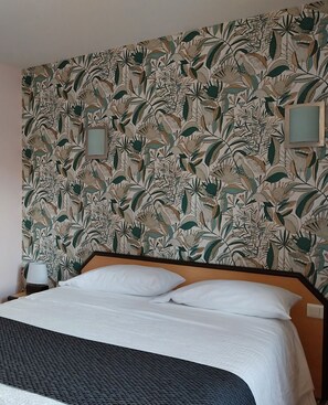 Standard Double Room | Desk, soundproofing, bed sheets - Hotel du Lauragais (Villefranche-de-Lauragais)