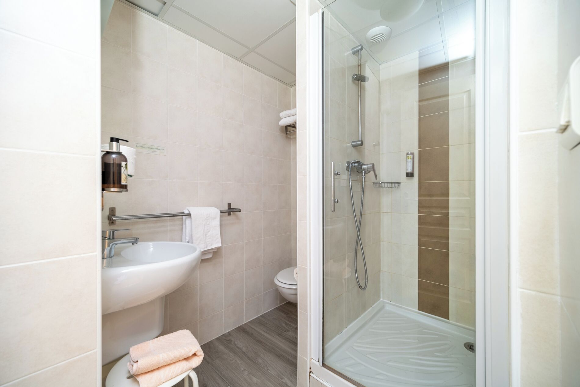 shower, free toiletries, hair dryer, towels