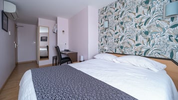 Habitación estándar doble | Escritorio, sistema de insonorización, ropa de cama