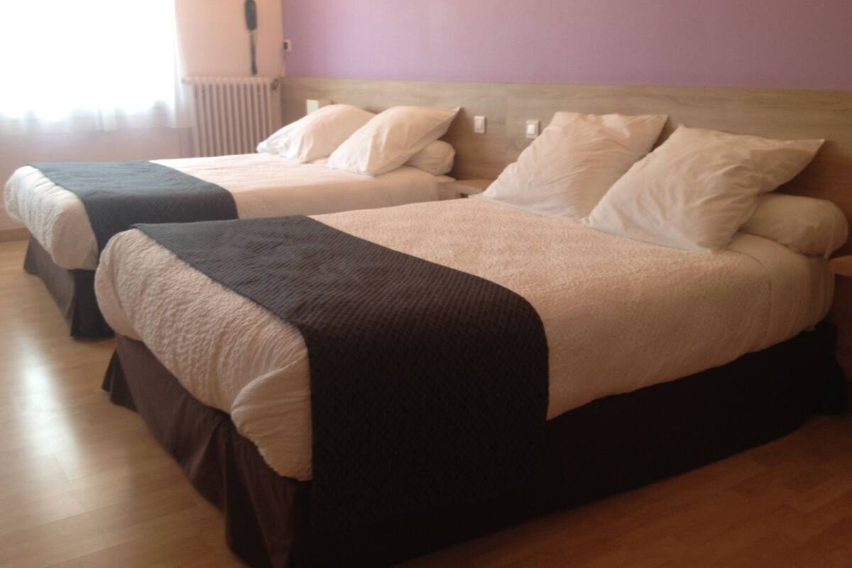 quadruple room | desk, soundproofing, bed sheets