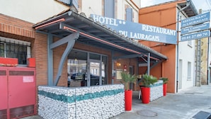 A hotel with a restaurant named "HOTEL RESTAURANT DU LAURAGAIS" and a contact number "05 61 27 00 76". - Hotel du Lauragais (Villefranche-de-Lauragais)