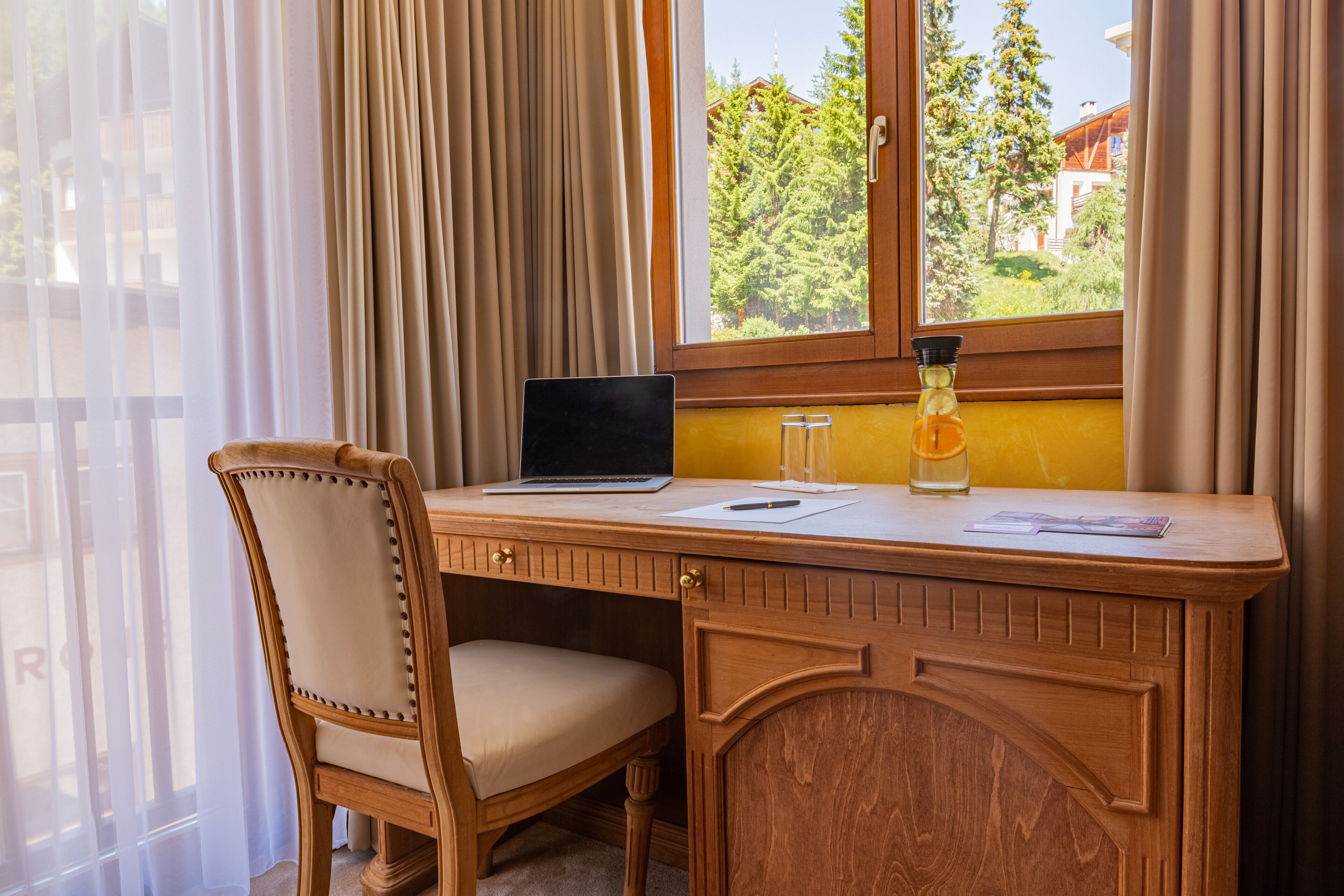 double room | living area | flat-screen tv