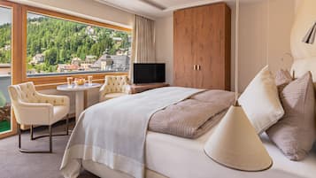 Deluxe Double Room, Balcony | 1 bedroom, in-room safe, blackout drapes, free WiFi
