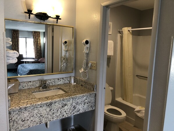 Combined shower/tub, towels
