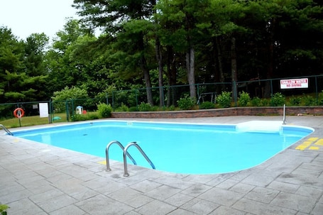 Piscina al aire libre. Cedar Lane Motel