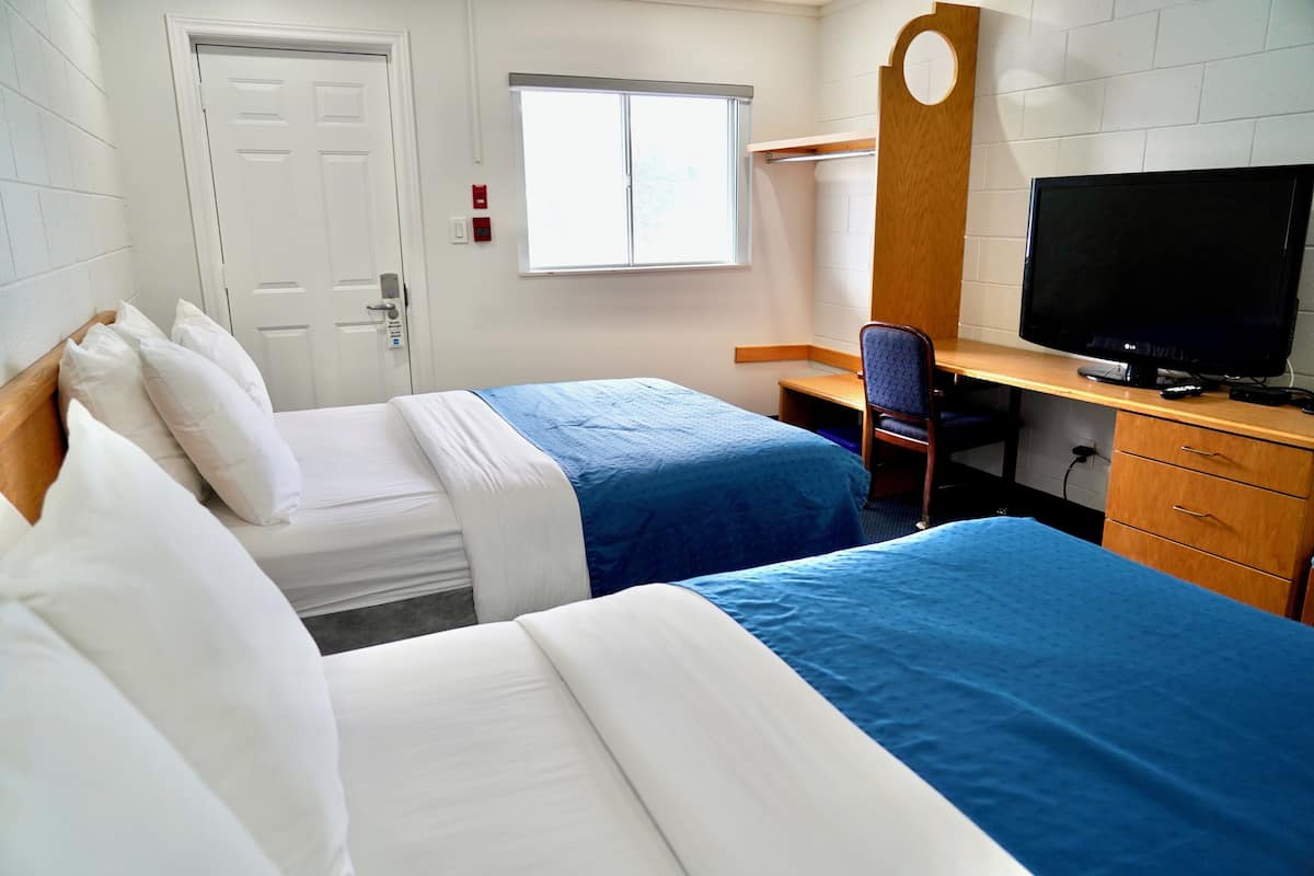 Quarto, 2 camas de casal | Escrivaninha, cortinas blackout, Wi-Fi de cortesia, roupa de cama