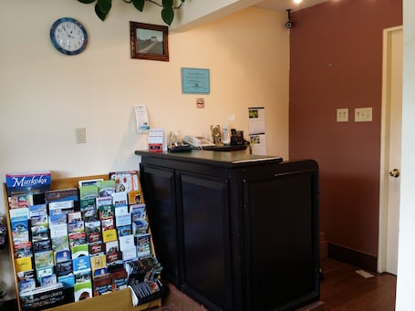 Recepción. Cedar Lane Motel
