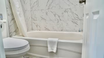 Bañera con ducha, artículos de tocador gratuitos, toallas