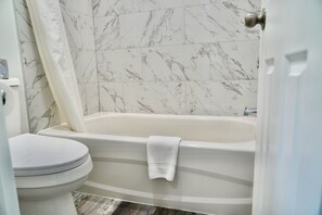 Combined shower/tub, free toiletries, towels - Cedar Lane Motel (Bracebridge)