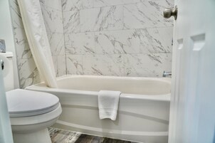 淋浴/盆浴组合、免费洗浴用品、毛巾