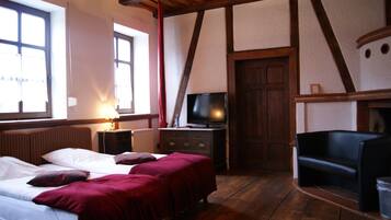 X Superior Twin Room, 2 Bedrooms, City View, Mezzanine | 低刺激性寝具、ピロートップベッド、客室ごとに異なる装飾、客室ごとに異なるインテリア