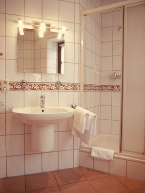 X Traditional Room, 1 Double Bed, City View, Mezzanine | Badezimmer | Komfortbadewanne, kostenlose Toilettenartikel, Haartrockner, Handtücher