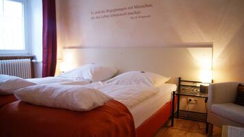 ダブルルーム | 低刺激性寝具、ピロートップベッド、客室ごとに異なる装飾、客室ごとに異なるインテリア