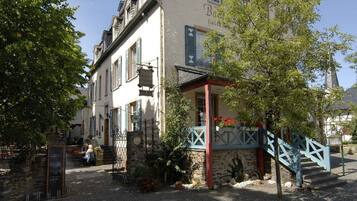 2 か所のレストラン、朝食、ランチ、ディナーに営業 (ドイツ料理)