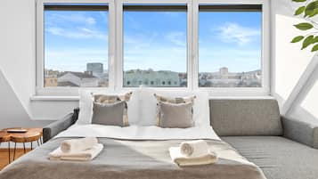 Penthouse panorámico, 2 habitaciones, vista a la ciudad (Erlachgasse 118) | Área de sala de estar | Televisión de pantalla plana, Netflix y películas con cargo 