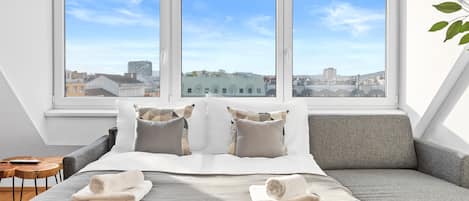 Panoramic-Penthouse, 2 Schlafzimmer, Stadtblick (Erlachgasse 118) | Wohnbereich | 40-Zoll-Flachbildfernseher mit Kabelempfang, Fernseher, Netflix