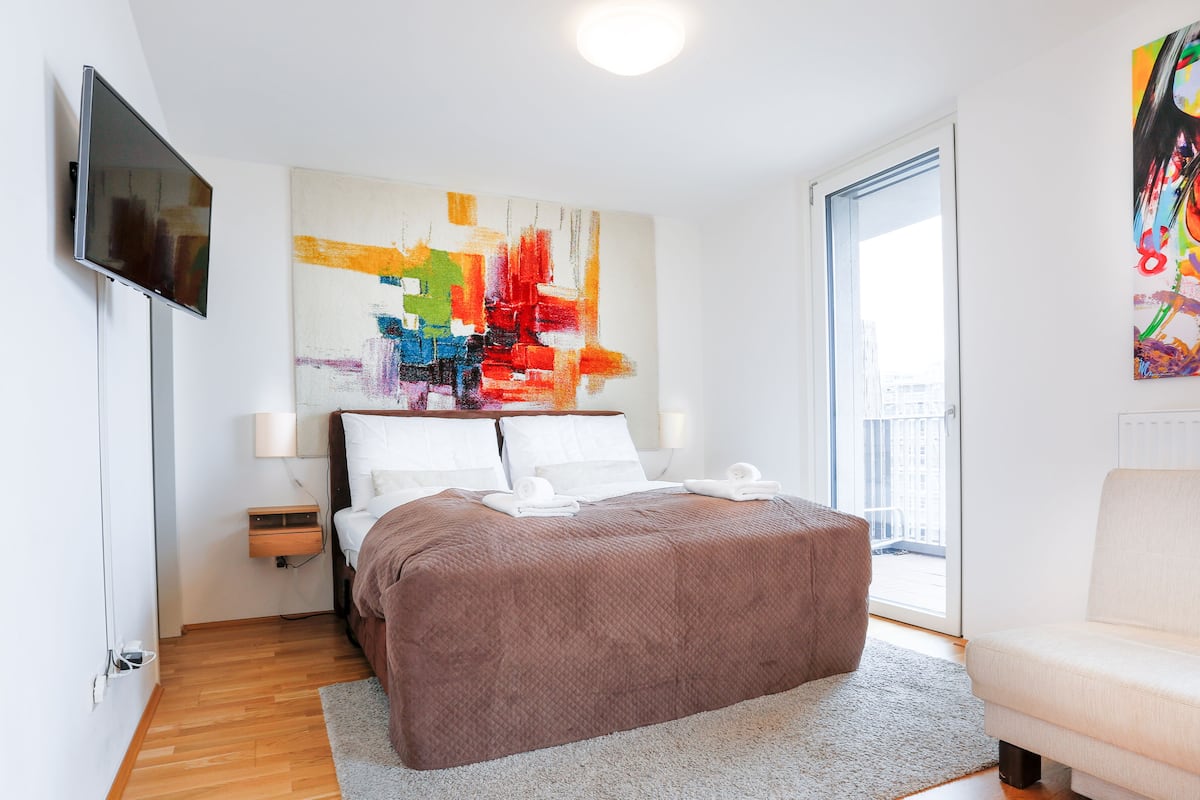 Suite studio luxueuse, accès à la piscine, vue sur la ville (Karl-Popper-Strasse 16) | 1 chambre, draps en coton égyptien, literie de qualité, couette en duvet