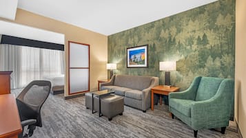 Bureau, rideaux d’obscurcissement, fer et planche à repasser