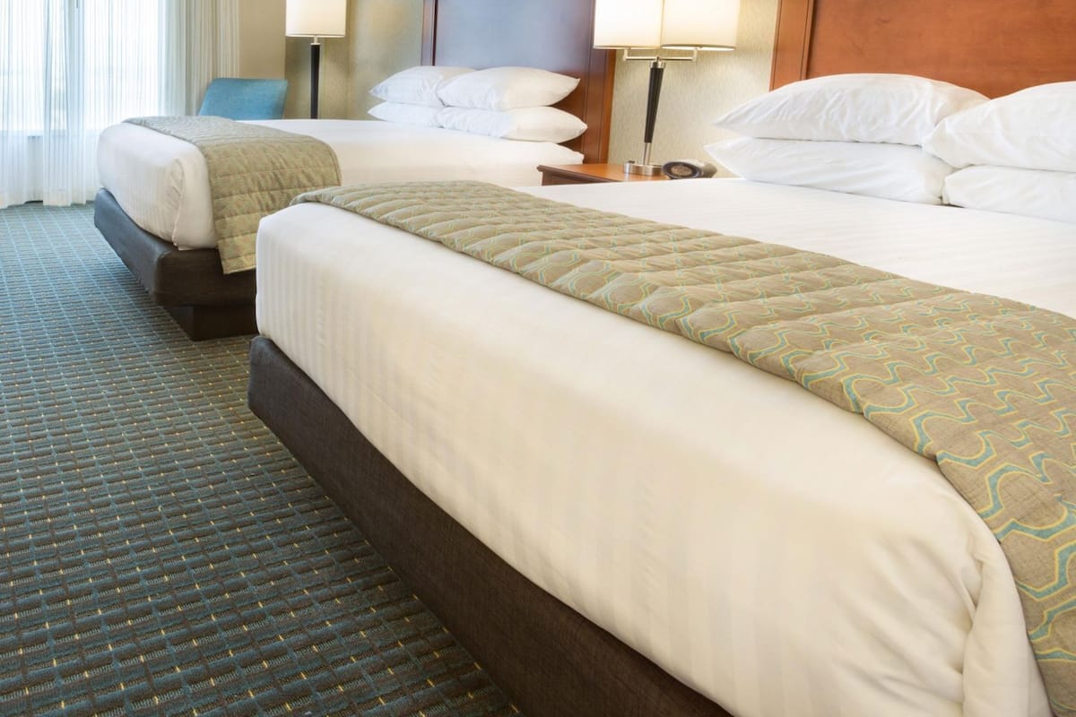 Escritorio, cortinas blackout y tabla de planchar con plancha