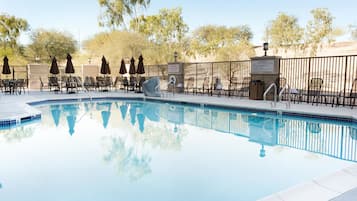 Inomhuspool och utomhuspool