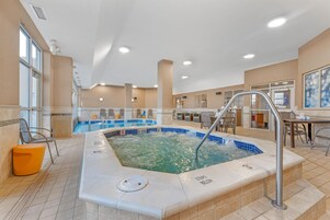 Una piscina techada, una piscina al aire libre
