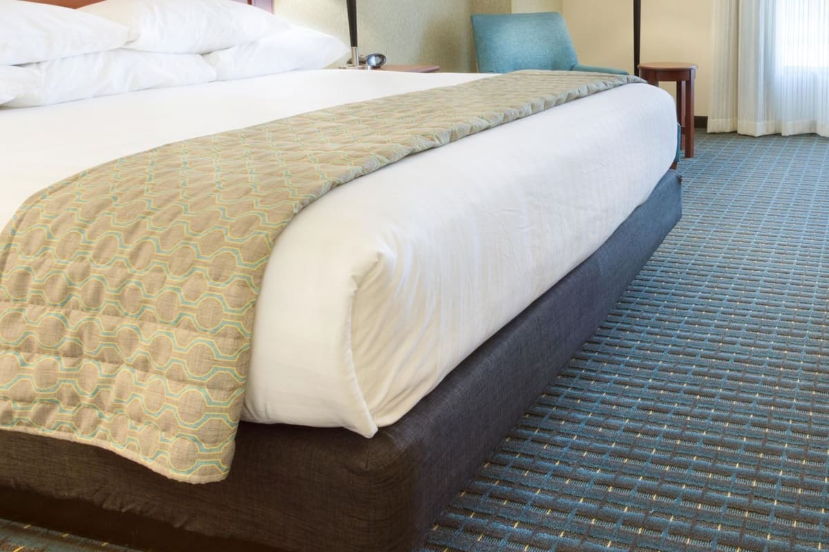 Escritorio, cortinas blackout y tabla de planchar con plancha