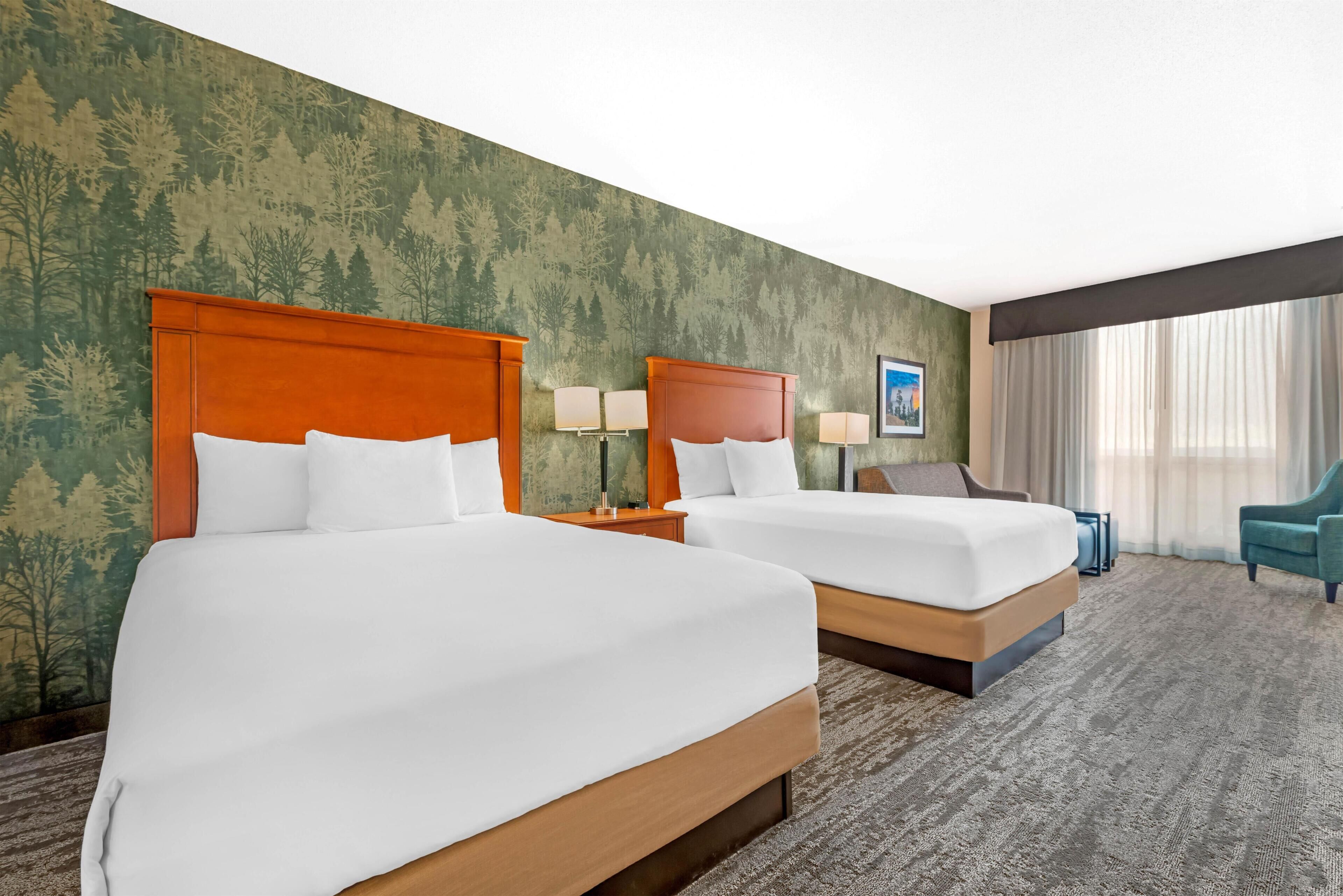 Bàn, màn/rèm cản sáng, bàn ủi/dụng cụ ủi quần áo 