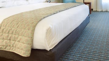 Escritorio, cortinas opacas, tabla de planchar con plancha