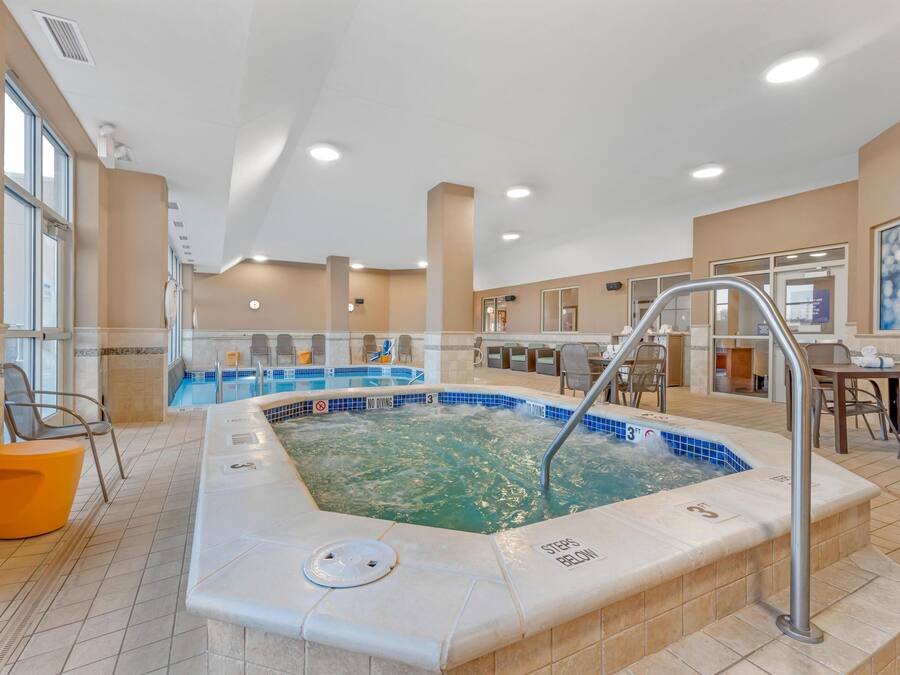 Innendørsbasseng og utendørsbasseng