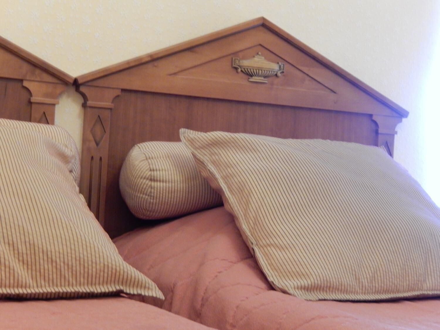 desk, rollaway beds, free wifi