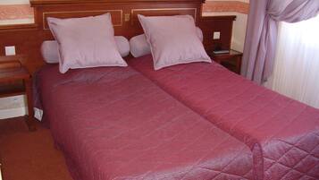 Bàn, giường gấp/giường phụ (phụ phí)