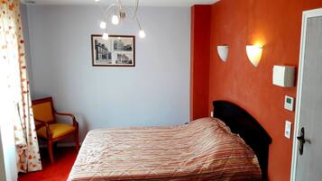 Bàn, giường gấp/giường phụ (phụ phí)