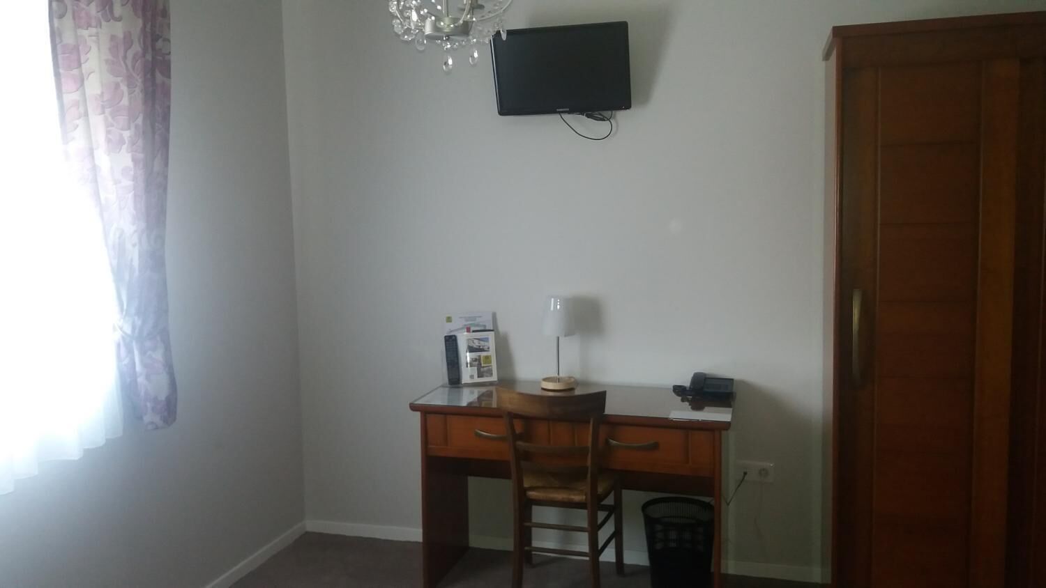 desk, rollaway beds, free wifi