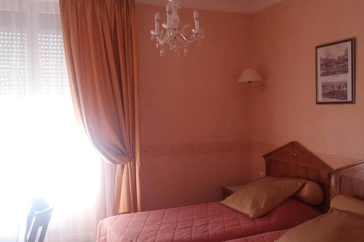 desk, rollaway beds, free wifi