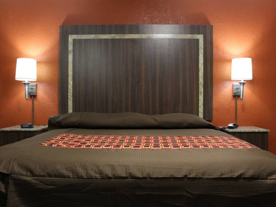 Standard Room, 1 King Bed, Non Smoking | Iron/ironing board, free WiFi, bed sheets