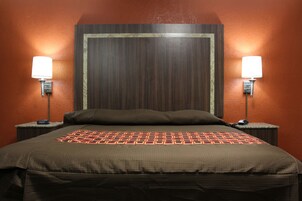 Standard Room, 1 King Bed, Non Smoking | Iron/ironing board, free WiFi, bed sheets