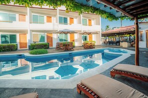 حمّام سباحة خارجي