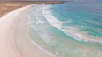 Pantai berhampiran, pasir putih