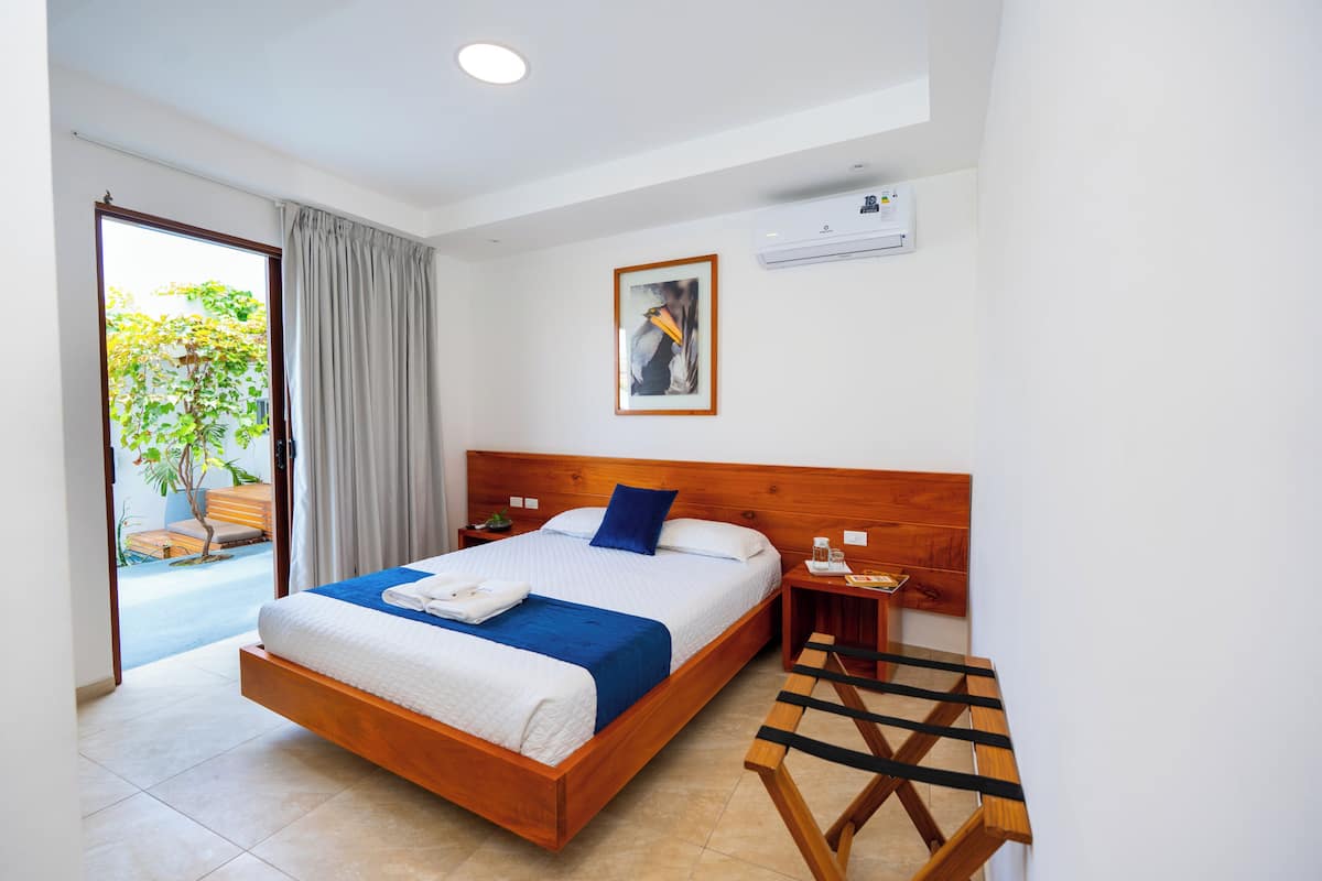 Chambre Double | Salle de bain | Douche, articles de toilette gratuits, serviettes fournies, savon