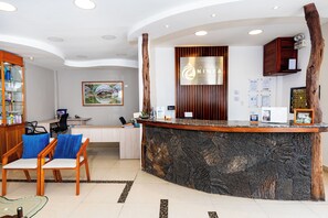 32-英寸纯平电视 （配备有线频道）、电视